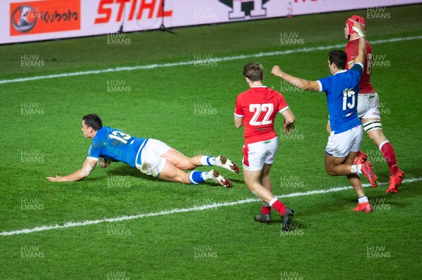 051220 - Wales v Italy - Autumn Nations Cup 2020 - Marco Zanon of Italy  scores a try