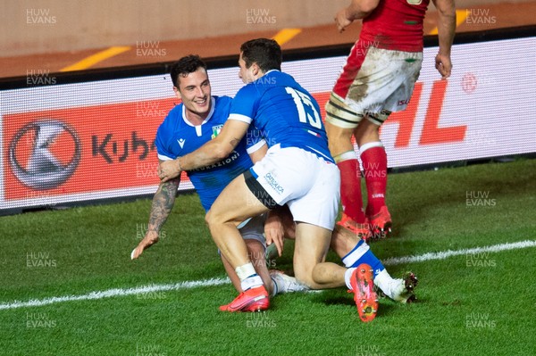 051220 - Wales v Italy - Autumn Nations Cup 2020 - Marco Zanon of Italy  and Jacopo Trulla of Italy celebrate a try