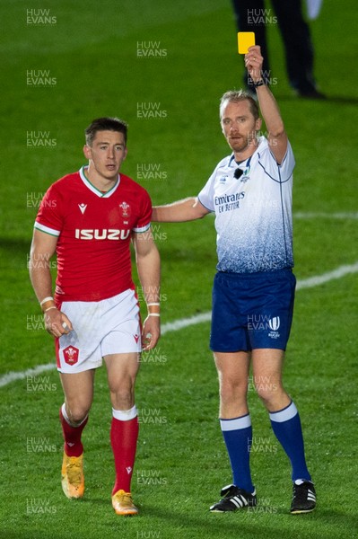 051220 - Wales v Italy - Autumn Nations Cup 2020 - Josh Adams of Wales is shown the yellow card by referee Wayne Barnes 
