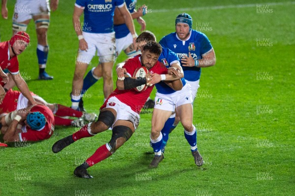 051220 - Wales v Italy - Autumn Nations Cup 2020 - Taulupe Faletau of Wales is tackled by Stephen Varney of Italy 