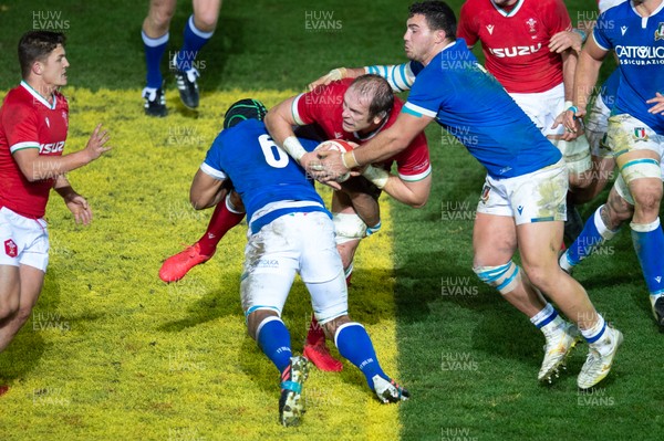 051220 - Wales v Italy - Autumn Nations Cup 2020 - Alun Wyn Jones of Wales is tackled by Maxime Mbanda of Italy 