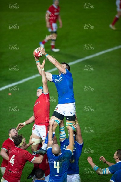 051220 - Wales v Italy - Autumn Nations Cup 2020 - Braam Steyn of Italy beats Justin Tipuric of Wales to the ball