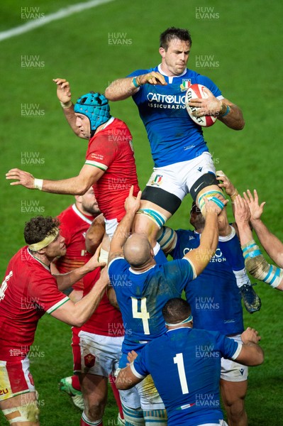 051220 - Wales v Italy - Autumn Nations Cup 2020 - Braam Steyn of Italy beats Justin Tipuric of Wales to the ball