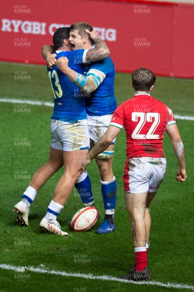 051220 - Wales v Italy - Autumn Nations Cup 2020 - Johan Meyer of Italy celebrates his try with Marco Zanon of Italy 