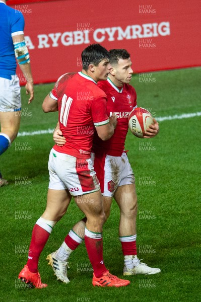 051220 - Wales v Italy - Autumn Nations Cup 2020 - Gareth Davies of Wales celebrates his try with Louis Rees-Zammit of Wales 