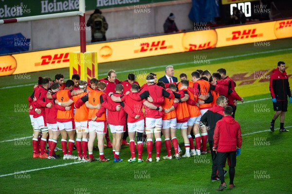 051220 - Wales v Italy - Autumn Nations Cup 2020 - Wales huddle