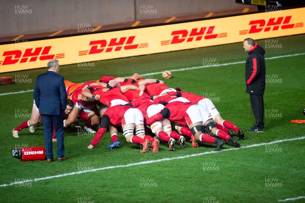 051220 - Wales v Italy - Autumn Nations Cup 2020 - Jonathan Humphreys and Wales Head Coach Wayne Pivac watch the scrum drills during warm up