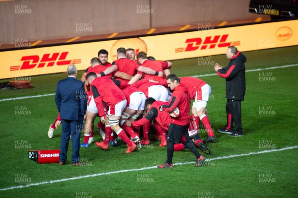 051220 - Wales v Italy - Autumn Nations Cup 2020 - Jonathan Humphreys and Wales Head Coach Wayne Pivac watch the scrum drills during warm up