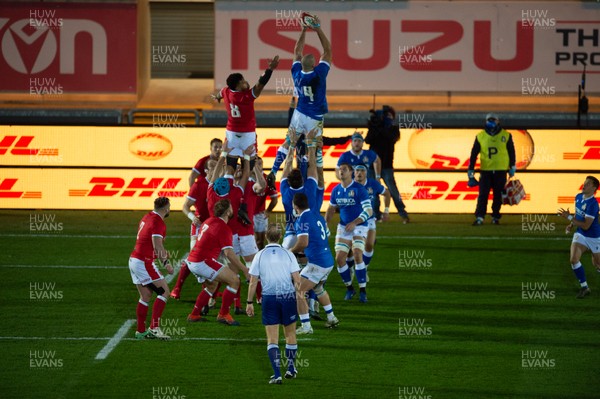 051220 - Wales v Italy - Autumn Nations Cup 2020 - Marco Lazzaroni of Italy wins line out ball