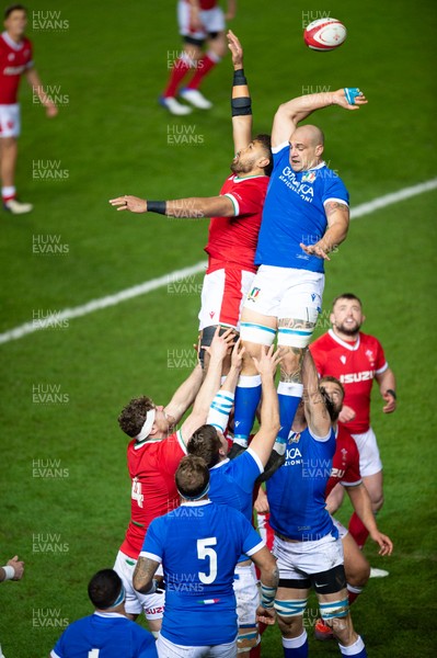 051220 - Wales v Italy - Autumn Nations Cup 2020 - Taulupe Faletau of Wales and Marco Lazzaroni of Italy compete for the line out ball