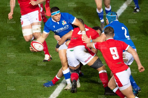051220 - Wales v Italy - Autumn Nations Cup 2020 - Danilo Fischetti of Italy offloads in the tackle by Taulupe Faletau of Wales 