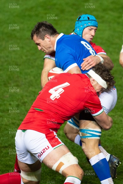 051220 - Wales v Italy - Autumn Nations Cup 2020 - Braam Steyn of Italy is tackled by Will Rowlands of Wales  and Justin Tipuric of Wales 
