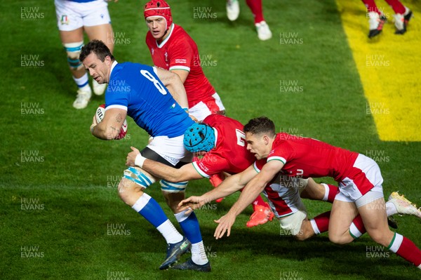 051220 - Wales v Italy - Autumn Nations Cup 2020 - Braam Steyn of Italy is tackled by Justin Tipuric of Wales  and Kieran Hardy of Wales 