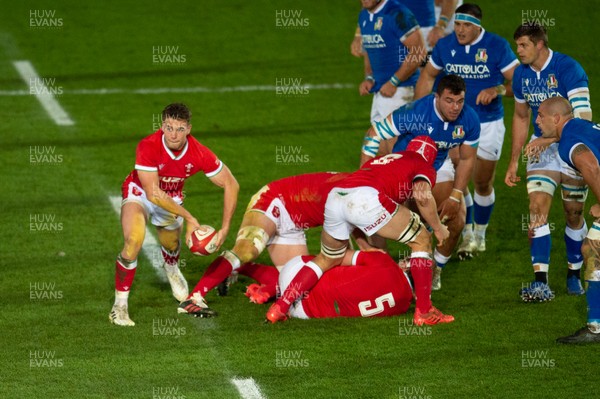 051220 - Wales v Italy - Autumn Nations Cup 2020 - Kieran Hardy of Wales 