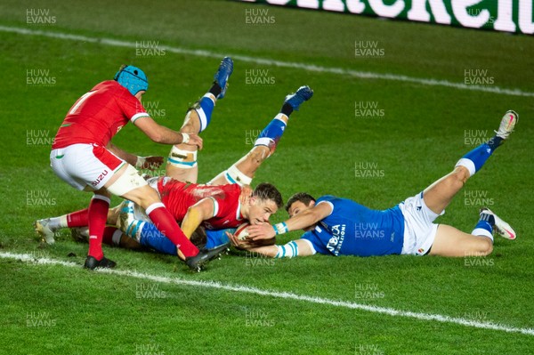 051220 - Wales v Italy - Autumn Nations Cup 2020 - Kieran Hardy of Wales scores his try