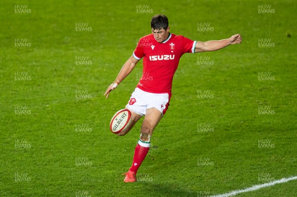 051220 - Wales v Italy - Autumn Nations Cup 2020 - Louis Rees-Zammit of Wales 