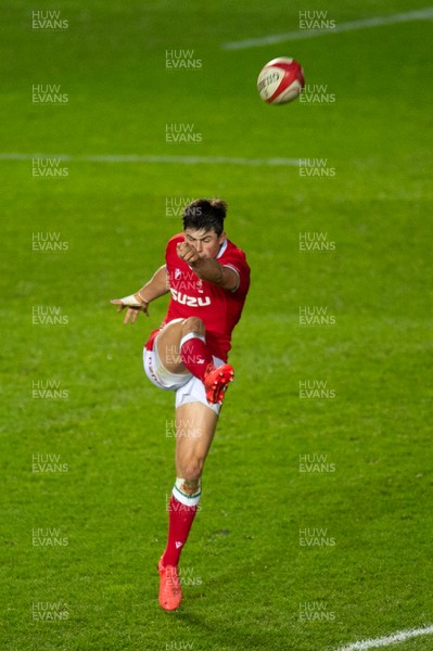 051220 - Wales v Italy - Autumn Nations Cup 2020 - Louis Rees-Zammit of Wales 