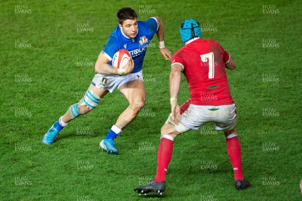 051220 - Wales v Italy - Autumn Nations Cup 2020 - Luca Sperandio of Italy takes on Justin Tipuric of Wales 