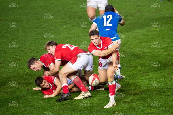 051220 - Wales v Italy - Autumn Nations Cup 2020 - Kieran Hardy of Wales 