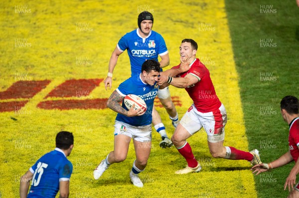 051220 - Wales v Italy - Autumn Nations Cup 2020 - Marco Zanon of Italy hands off George North of Wales 