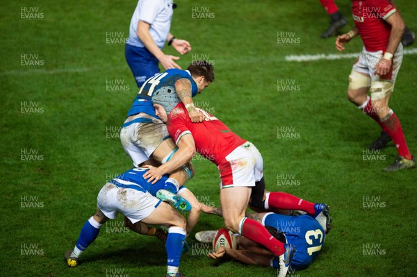 051220 - Wales v Italy - Autumn Nations Cup 2020 - Jonathan Davies of Wales counter rucks