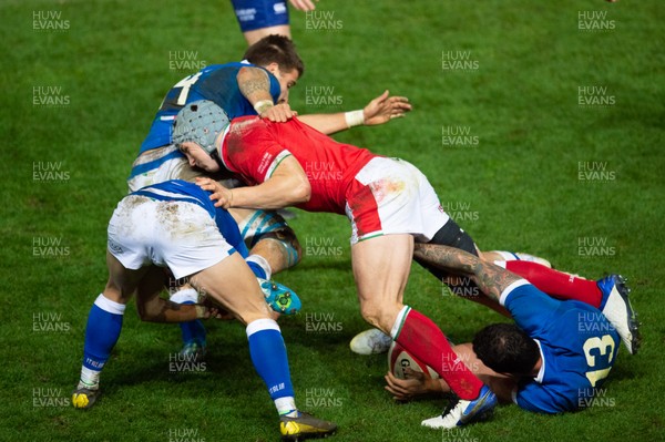 051220 - Wales v Italy - Autumn Nations Cup 2020 - Jonathan Davies of Wales counter rucks