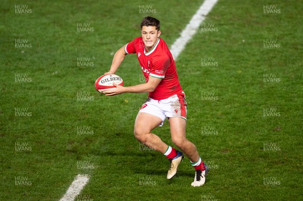 051220 - Wales v Italy - Autumn Nations Cup 2020 - Callum Sheedy of Wales 