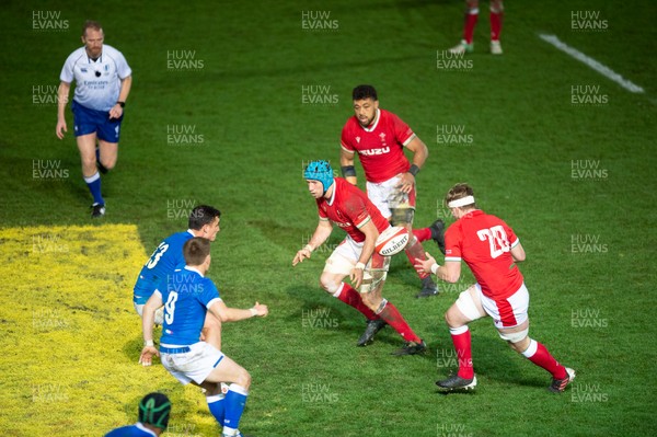 051220 - Wales v Italy - Autumn Nations Cup 2020 - Taulupe Faletau of Wales, Justin Tipuric of Wales and Aaron Wainwright of Wales 