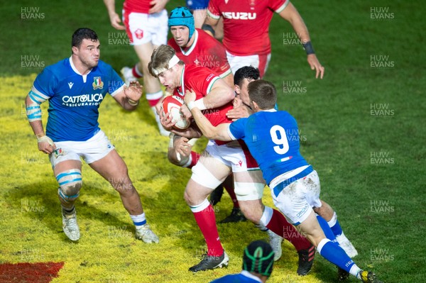 051220 - Wales v Italy - Autumn Nations Cup 2020 - Aaron Wainwright of Wales is tackled by Stephen Varney of Italy 