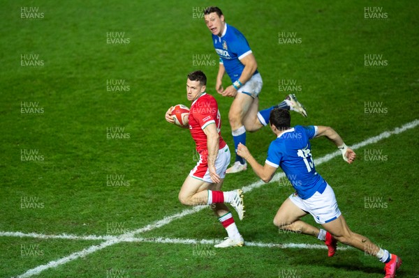 051220 - Wales v Italy - Autumn Nations Cup 2020 - Gareth Davies of Wales makes a break