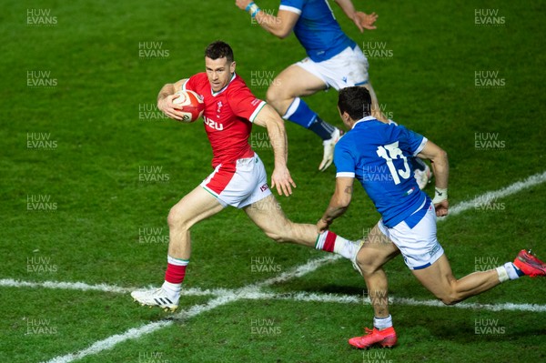 051220 - Wales v Italy - Autumn Nations Cup 2020 - Gareth Davies of Wales makes a break