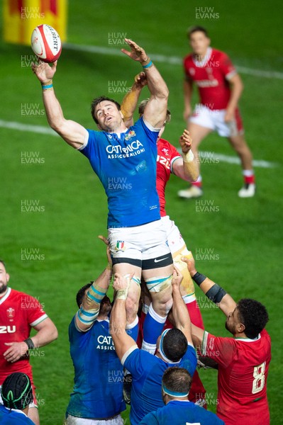 051220 - Wales v Italy - Autumn Nations Cup 2020 - Braam Steyn of Italy and Aaron Wainwright of Wales  compete for the line out ball