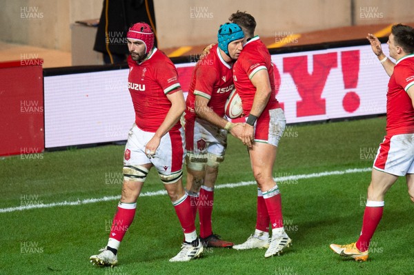 051220 - Wales v Italy - Autumn Nations Cup 2020 - Justin Tipuric of Wales celebrates his try