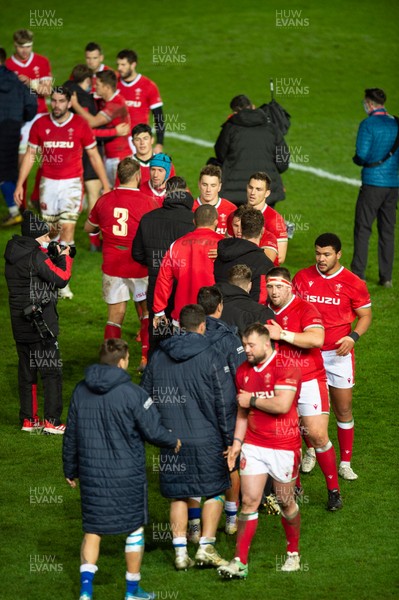 051220 - Wales v Italy - Autumn Nations Cup 2020 - Players shake hands at the end of the match