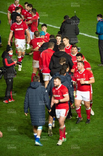 051220 - Wales v Italy - Autumn Nations Cup 2020 - Players shake hands at the end of the match