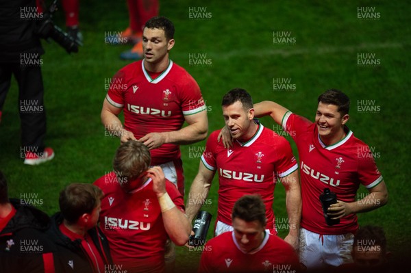 051220 - Wales v Italy - Autumn Nations Cup 2020 - Welsh players leave the field