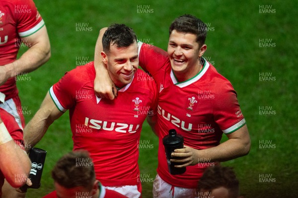 051220 - Wales v Italy - Autumn Nations Cup 2020 - Gareth Davies and Callum Sheedy of Wales 