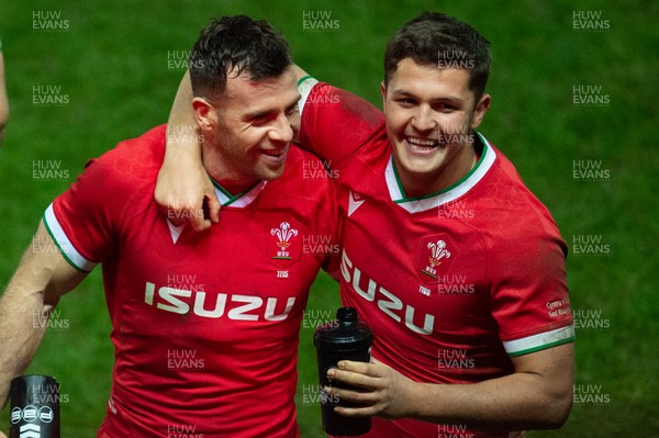 051220 - Wales v Italy - Autumn Nations Cup 2020 - Gareth Davies and Callum Sheedy of Wales 