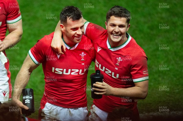 051220 - Wales v Italy - Autumn Nations Cup 2020 - Gareth Davies of Wales and Callum Sheedy of Wales 