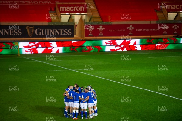 051220 - Wales v Italy - Autumn Nations Cup 2020 - Italy huddle