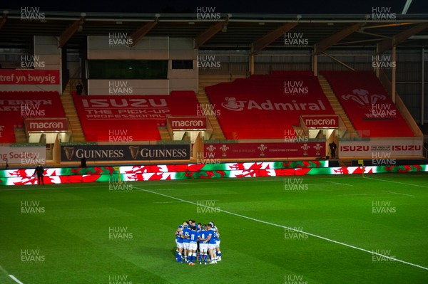 051220 - Wales v Italy - Autumn Nations Cup 2020 - Italy huddle