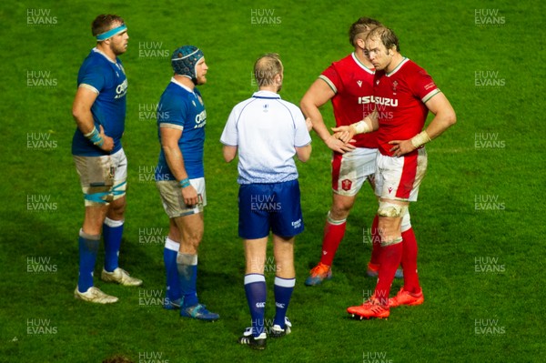 051220 - Wales v Italy - Autumn Nations Cup 2020 - Referee Wayne Barnes talks to the captains and players