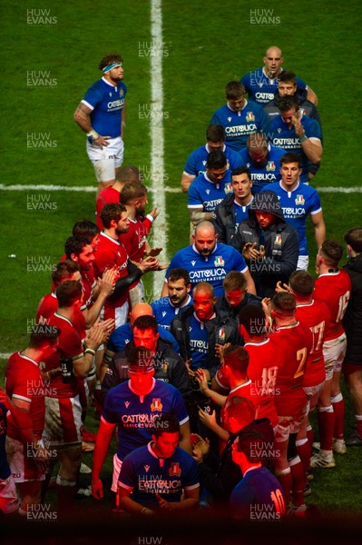 051220 - Wales v Italy - Autumn Nations Cup 2020 - Welsh team applauds the Italians from the field