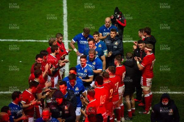 051220 - Wales v Italy - Autumn Nations Cup 2020 - Welsh team applauds the Italians from the field