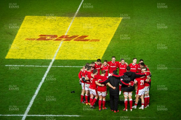 051220 - Wales v Italy - Autumn Nations Cup 2020 - Welsh team huddle