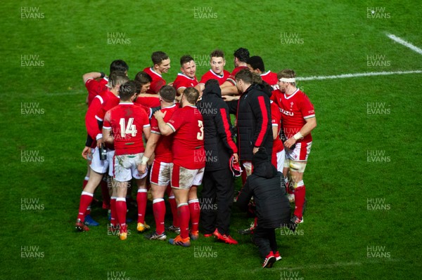 051220 - Wales v Italy - Autumn Nations Cup 2020 - Welsh team huddle