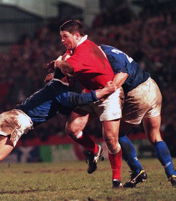 070298 - Wales v Italy - Italy Tour -  Scott Gibbs of Wales is stopped by the Italian defence 