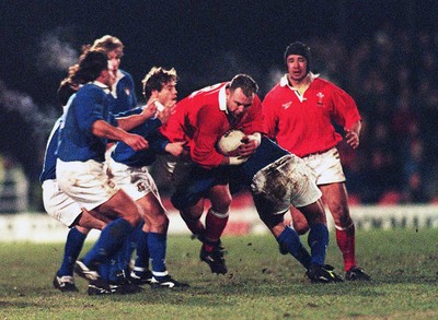 070298 - Wales v Italy - Italy Tour -  Scott Quinnell of Wales drives through the Italian defence 