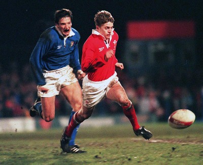 070298 - Wales v Italy - Italy Tour -  Arwel Thomas of Wales beats Corrado Pilat to the ball 