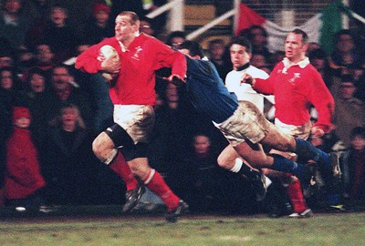 070298 - Wales v Italy - Italy Tour -  Gareth Thomas of Wales beats the tackle of Marcello Cuttitta to score a try 